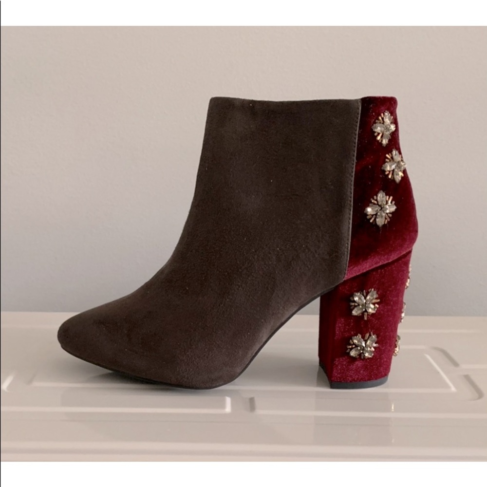NWT gemstone embellished booties. Sz.9 - Picture 2 of 8